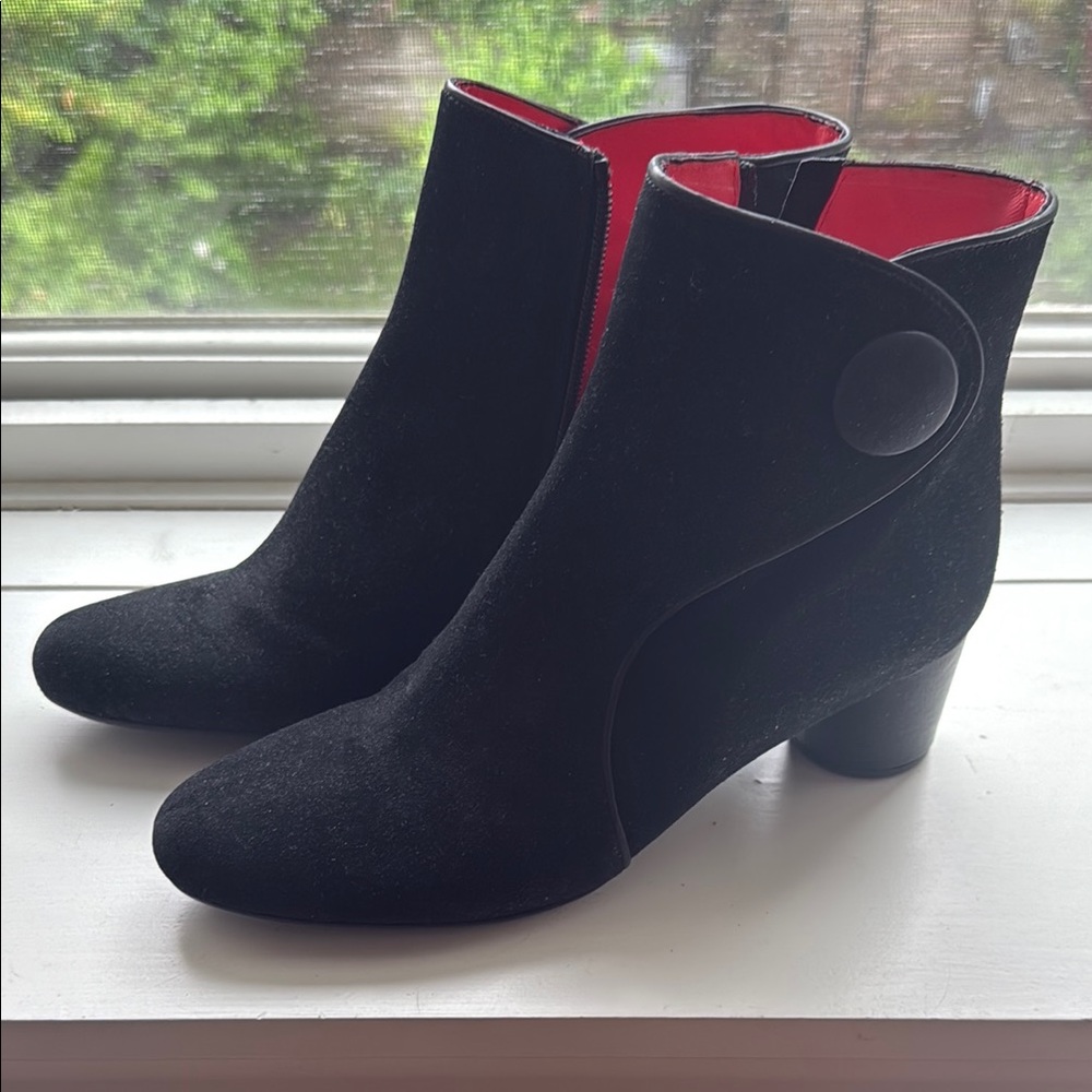 NIB: Pas de Rouge Black Suede Ankle Booties Size 40 / 9
